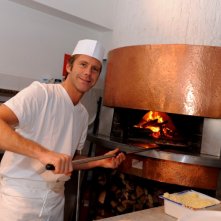 Emanuele Filiberto di Savoia è un pizzaiolo 'principiante' nel reality Il lavoro nobilita.