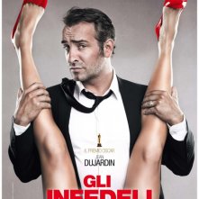 Gli infedeli: Jean Dujardin fa tardi in ufficio in uno dei character poster italiani del film