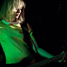 I più grandi di tutti: Claudia Pandolfi in una scena del film alle prese con il suo basso