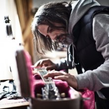 I più grandi di tutti: Dario 'Kappa' Cappanera ammira la sua chitarra in una scena del film