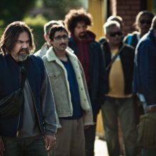 I più grandi di tutti: Dario 'Kappa' Cappanera guarda con sospetto i suoi ex-compagni in una scena del film