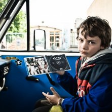I più grandi di tutti: il piccolo Niccolò Belloni in una scena del film guarda sconsolato una copia del cd dei Pluto