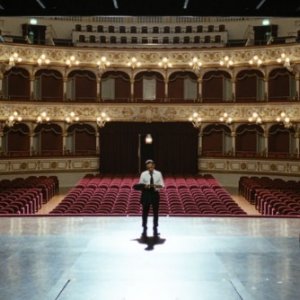 Non me lo dire: Uccio De Santis in teatro in una scena del film