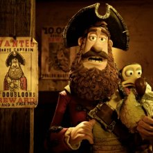 Pirati! Briganti da strapazzo: il Capitano dei Pirati e Polly accanto alla taglia sulla sua testa