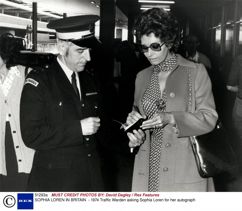 Sophia Loren In Gran Bretagna Nel 1974 Mentre Firma L Autografo Ad Un Vigile L Attrice Indossa Una B 234952
