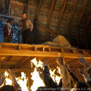 The Walking Dead: Andrew Lincoln e Chandler Riggs attaccati da un'orda di Erranti nell'episodio La linea del fuoco