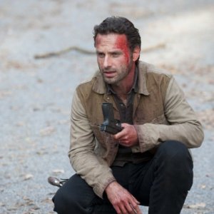 The Walking Dead: Andrew Lincoln in una scena dell'episodio La linea del fuoco