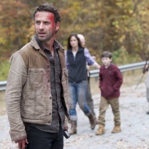 The Walking Dead: Andrew Lincoln, Sarah Wayne Callies, Chandler Riggs e IronE Singleton nell'episodio La linea del fuoco