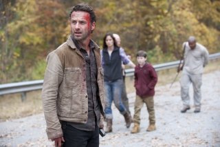 The Walking Dead: Andrew Lincoln, Sarah Wayne Callies, Chandler Riggs e IronE Singleton nell'episodio La linea del fuoco