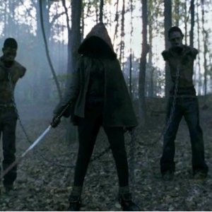 The Walking Dead: La misteriosa guerriera Michonne con due Erranti nell'episodio La linea del fuoco