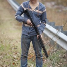 The Walking Dead: Steven Yeun in una scena dell'episodio La linea del fuoco