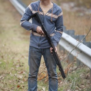 The Walking Dead: Steven Yeun in una scena dell'episodio La linea del fuoco