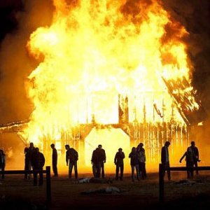 The Walking Dead: Un'apocalittica scena dell'episodio La linea del fuoco