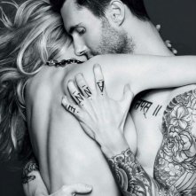 Adam Levine abbraccia la sua fidanzata Anne in uno scatto pubblicato su Vogue
