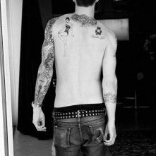 Adam Levine in una foto pubblicata dal magazine Out