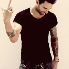 Adam Levine in una photoshoot pubblicato dal magazine Out