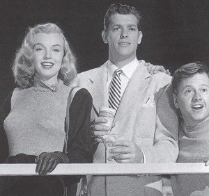 Mickey Rooney con Marilyn Monroe nel film Lo spaccone vagabondo