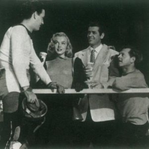 Mickey Rooney e Marilyn Monroe nel film Lo spaccone vagabondo