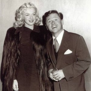 Mickey Rooney con Marilyn Monroe in una foto promo de Lo spaccone vagabondo