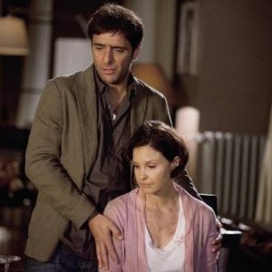 Adriano Giannini e Ashley Judd nell'episodio pilota della serie Missing