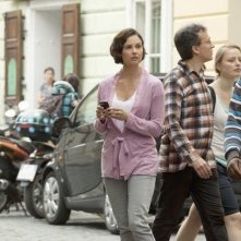 Ashley Judd in un'animata via cittadina, nell'episodio pilota della serie Missing