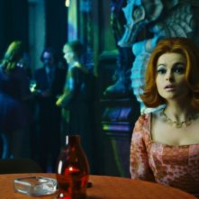 Dark Shadows: Helena Bonham Carter nei panni della dottoressa Julia Hoffman in una scena del film