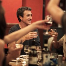 François Cluzet si prepara a brindare in una scena di Piccole bugie tra amici