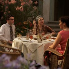 Isabella Rossellini insieme a Eric Caravaca in una scena del film Pollo alle prugne