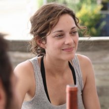 La bella Marion Cotillard sorride in una scena di Piccole bugie tra amici