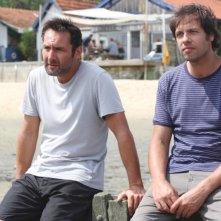 Laurent Lafitte insieme a Gilles Lellouche in una scena di Piccole bugie tra amici