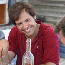 Laurent Lafitte sorride in una scena di Piccole bugie tra amici