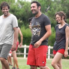 Marion Cotillard insieme a Laurent Lafitte e Gilles Lellouche in una scena di Piccole bugie tra amici