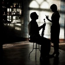 Mathieu Amalric in penombra in una scena di Pollo alle prugne