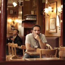 Piccole bugie tra amici: Gilles Lellouche è pensieroso in una scena del film