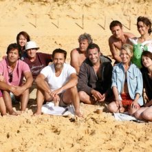 Piccole bugie tra amici: il cast del film sul set posa per una foto di gruppo