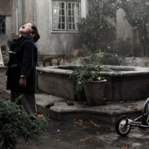 Pollo alle prugne: i primi fiocchi di neve in una fanciullesca scena del film