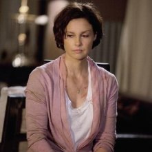 Una Ashley Judd pensierosa nell'episodio pilota della serie Missing