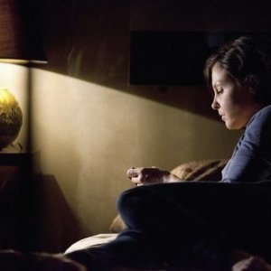 Una riflessiva Ashley Judd nell'episodio pilota della serie Missing