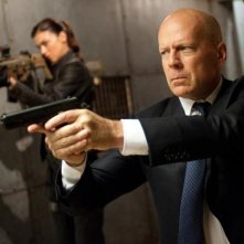 Bruce Willis e, sullo sfondo, Adrianne Palicki in azione in una scena di G.I. Joe: La vendetta