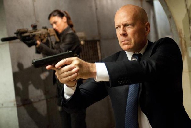 Bruce Willis e, sullo sfondo, Adrianne Palicki in azione in una scena di G.I. Joe: La vendetta