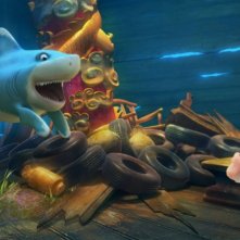 Seafood - Un pesce fuor d'acqua: lo squalo pinna bianca Julius con il suo amico baby squalo Pup frugano dentro al relitto in una scena del film