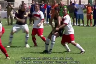 Featurette 'Sul campo da calcio' - Battleship
