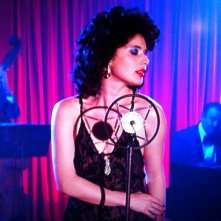 Isabella Rossellini al microfono in Velluto blu