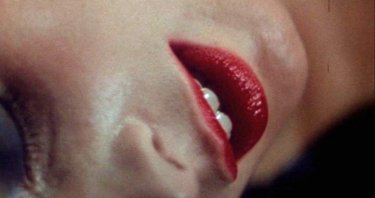 Isabella Rossellini in una scena di Velluto blu di David Lynch