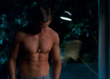 Crazy, Stupid Love: Ryan Gosling si toglie la t-shirt in una scena