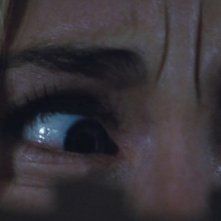 Gli occhi terrorizzati di Anna Hutchison in una suggestiva scena dell'horror Quella casa nel bosco