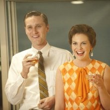 Aaron Staton e Larisa Oleynik nell'episodio A Little Kiss - Part 1 della quinta stagione di Mad Men