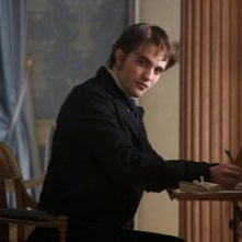 Bel Ami - Storia di un seduttore: Robert Pattinson in uno dei sguardi più ammiccanti in una scena del film