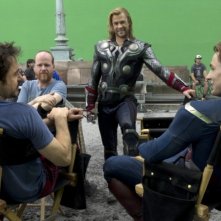 Chris Hemsworth, Robert Downey Jr. e Chris Evans sul set di The Avengers insieme al regista Joss Whedon