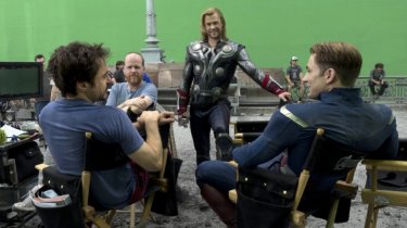 Chris Hemsworth, Robert Downey Jr. e Chris Evans sul set di The Avengers insieme al regista Joss Whedon
